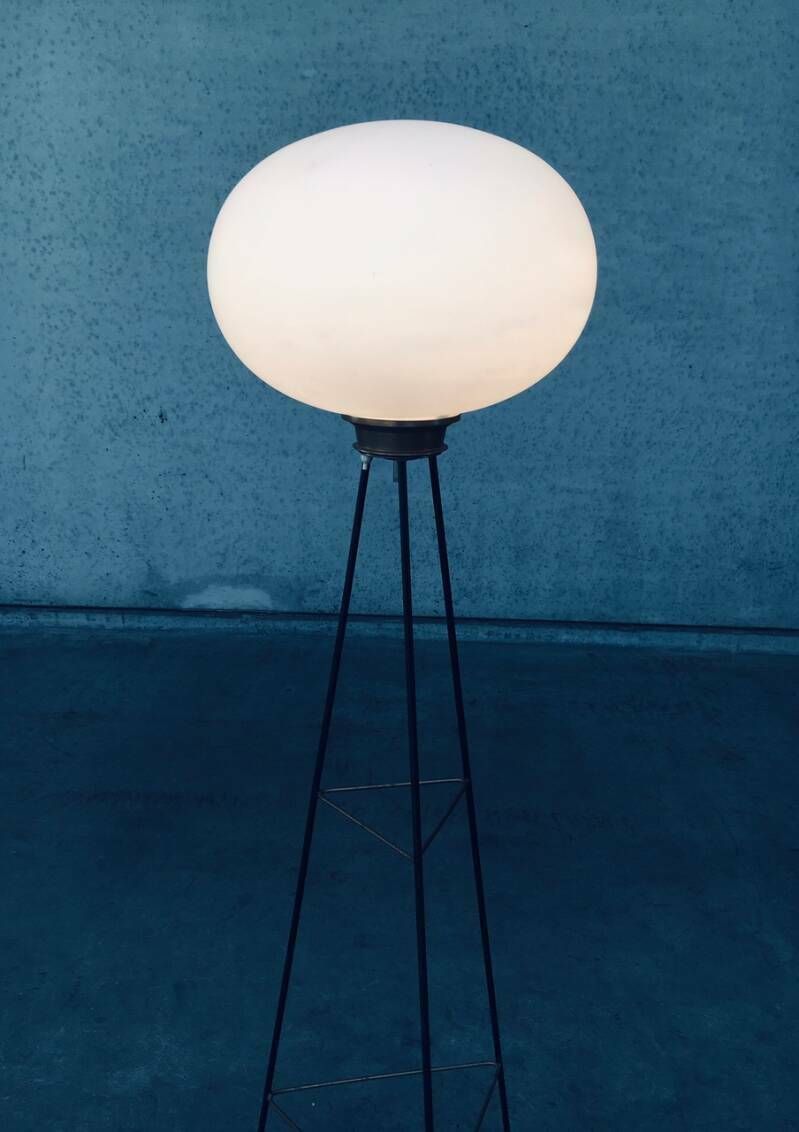 photo buy Italiaans Design Opaline Driepoot Vloerlamp, Jaren 1950
