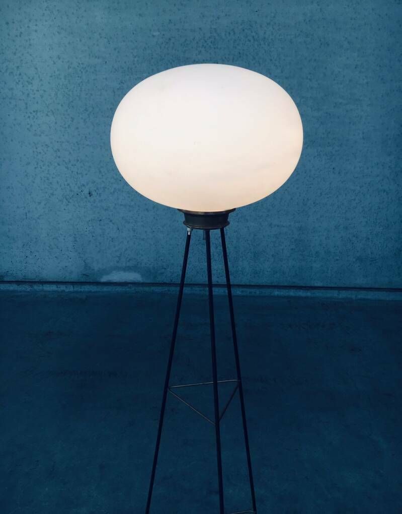 photo vintage Italiaans Design Opaline Driepoot Vloerlamp, Jaren 1950