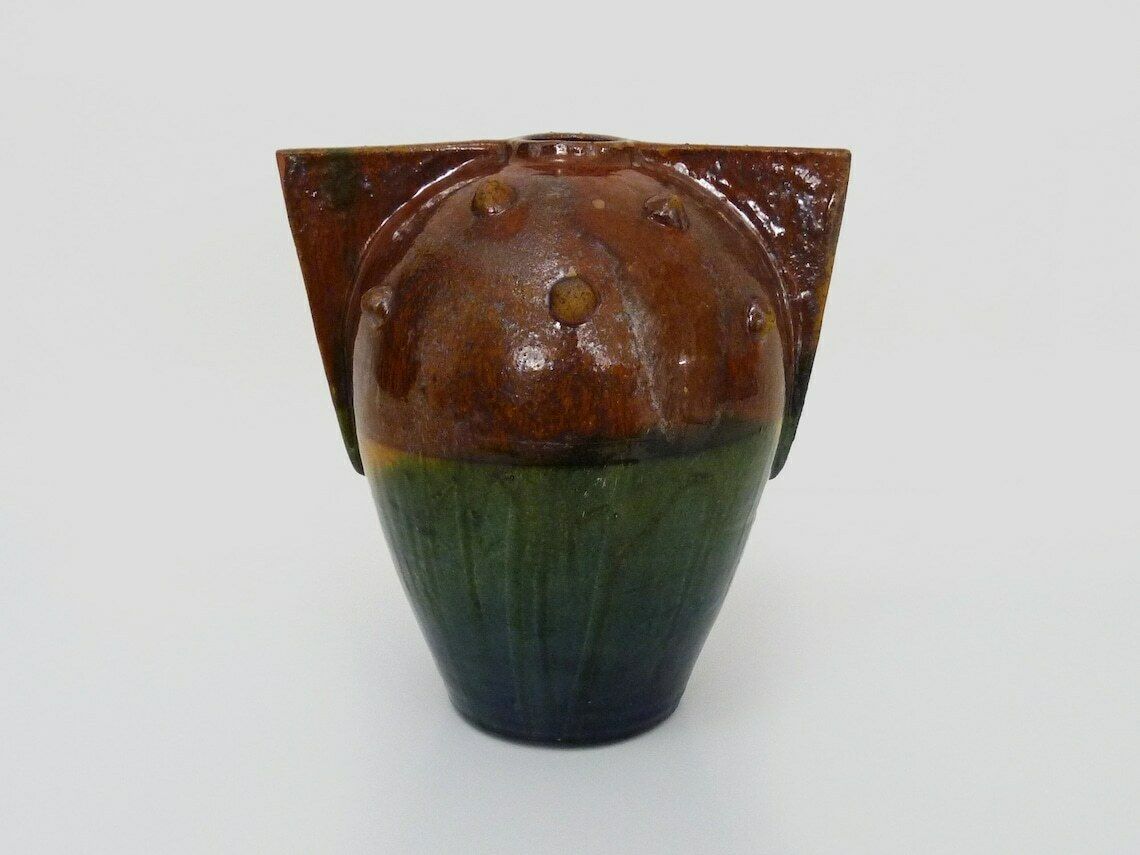 Vase en grès flammé de style Rambervillers avec anse. Signé photo furniture
