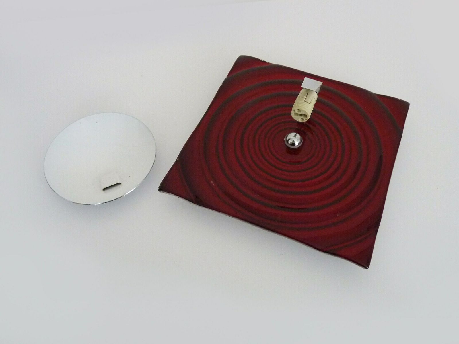 photo furniture Applique murale Paul Neuhaus en verre rouge et réflecteur chromé