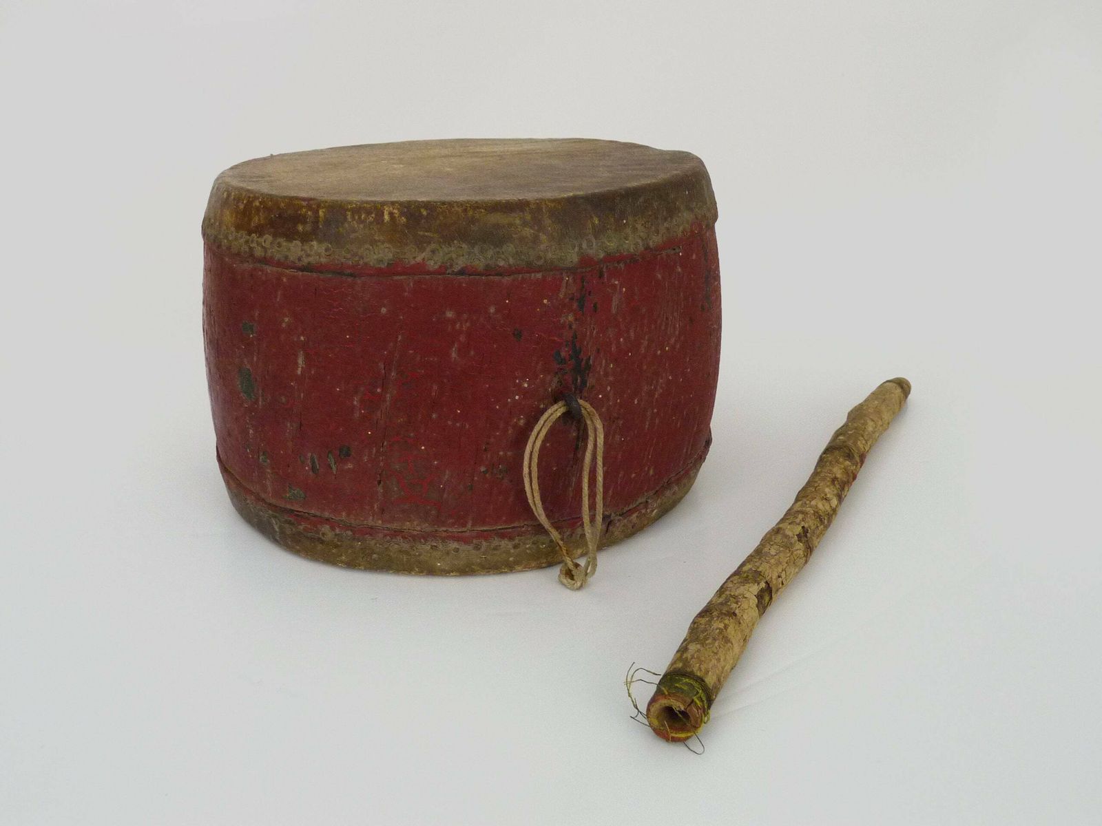 Tambour chinois traditionnel rouge à deux peaux, dit tambour céleste, XIXe siècle