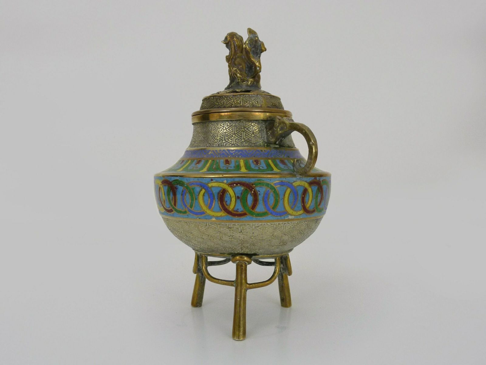 Vietnam. Brûle-parfum tripode à couvercle en bronze doré et émaux cloisonnés photo furniture
