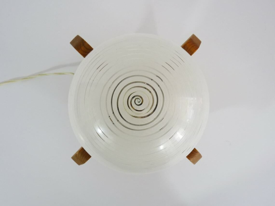 Lustre vintage en bois et globes blancs, ancien luminaire photo buy