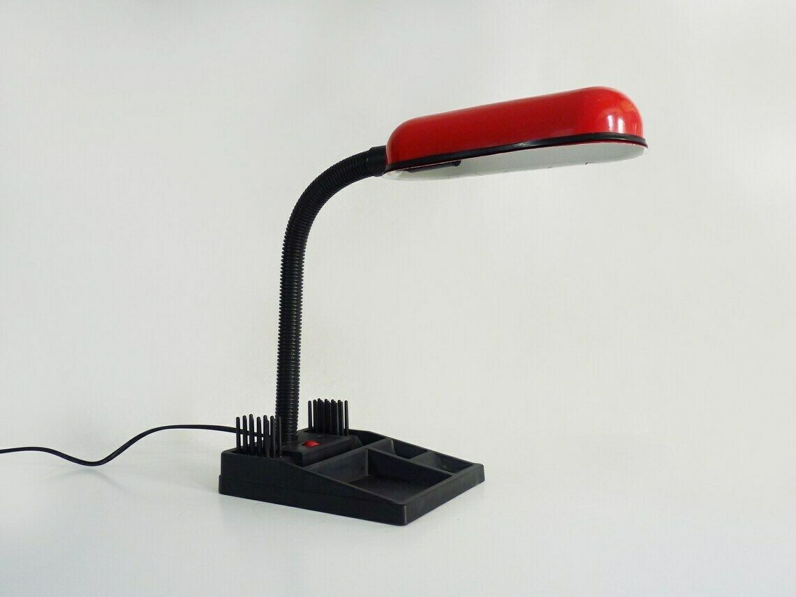 Lampe de bureau flexible rouge et noire avec porte-crayons