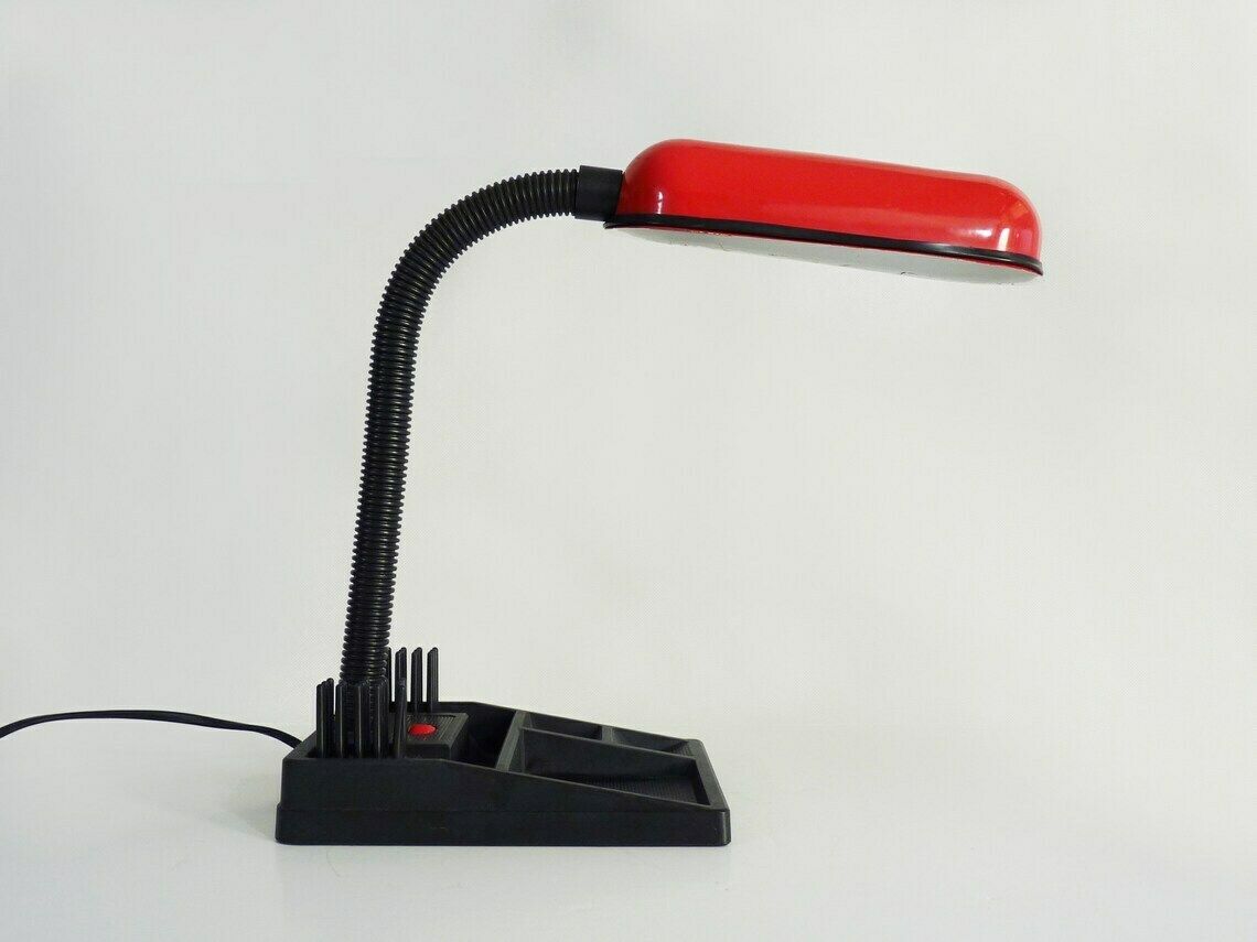 Lampe de bureau flexible rouge et noire avec porte-crayons photo for sale
