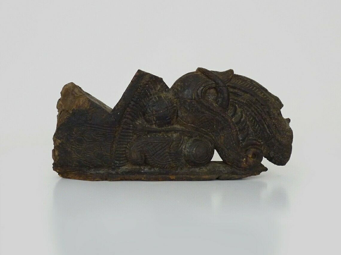 Bas-relief indonésien en bois sculpté, caméléon, XIXe siècle photo for sale