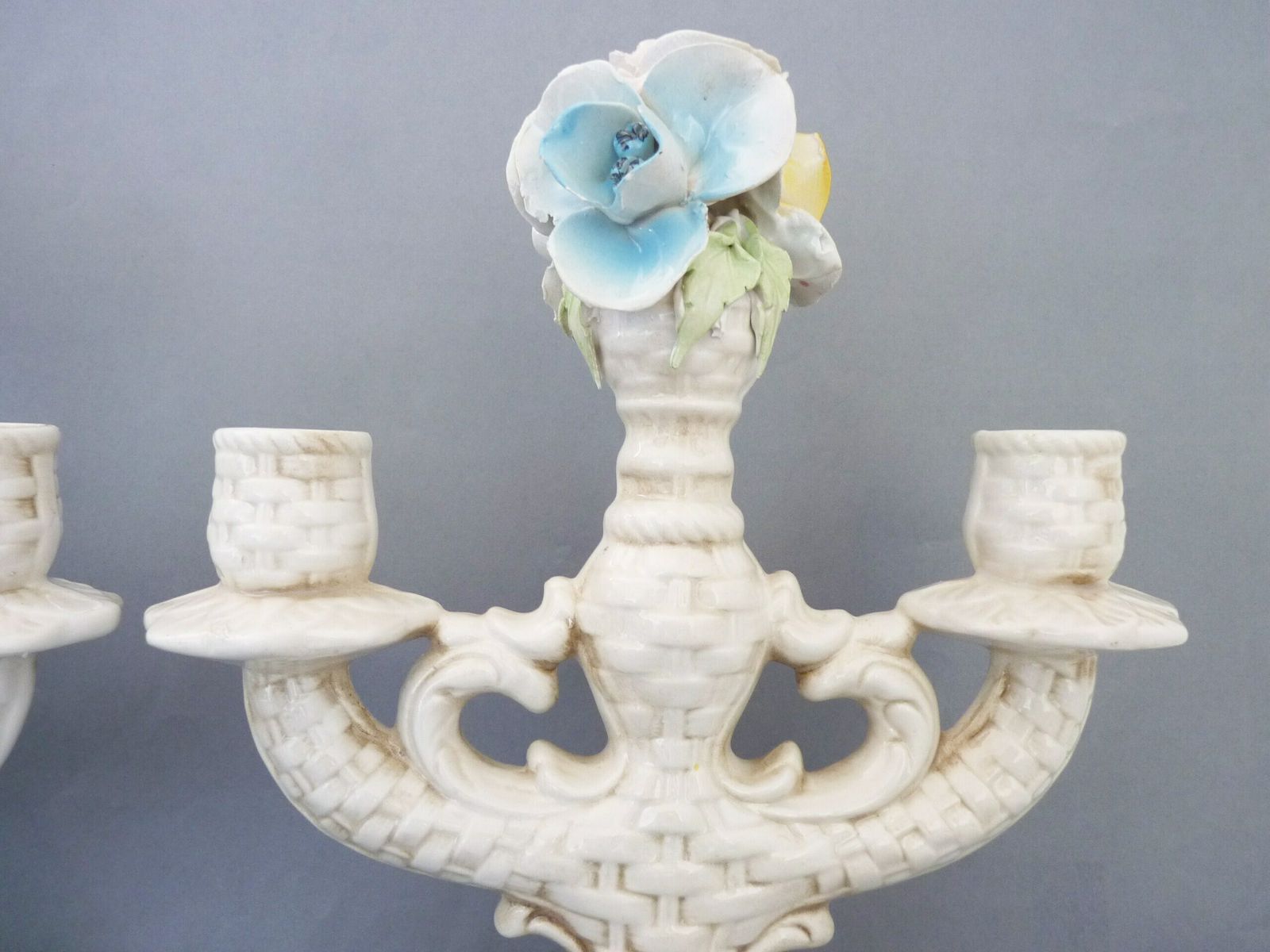 Paire de candélabres à trois bras en porcelaine blanche à motifs floraux, de style Capodimonte. Céramique italienne photo 118.56