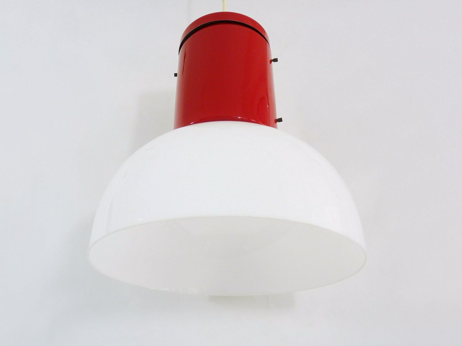 Réservé Lee, suspension industrielle vintage en métal rouge et abat-jour en plastique blanc. photo 201.76