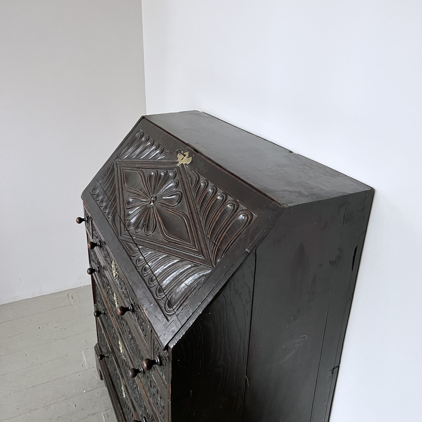 photo furniture Late 17th Century Carved Ebonised Oak Bureau