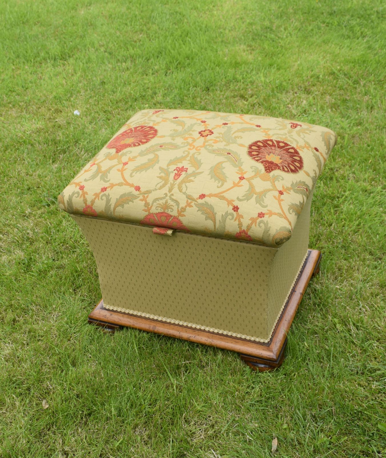 William IV Upholstered Ottoman