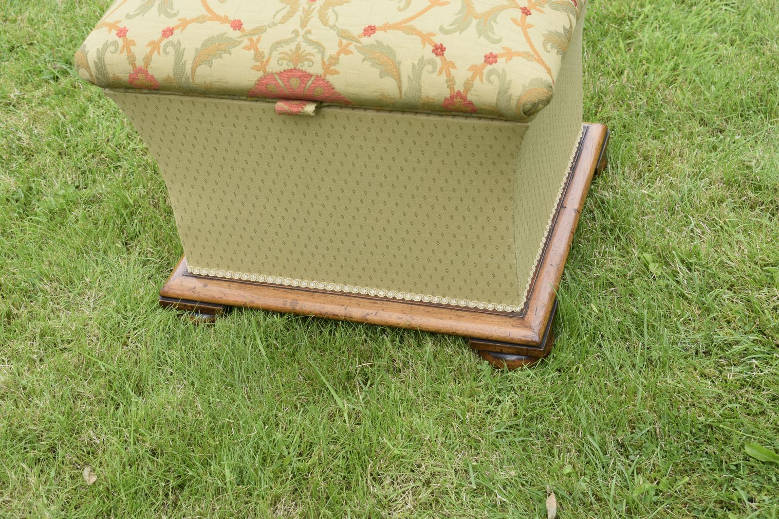 William IV Upholstered Ottoman photo Home Decor