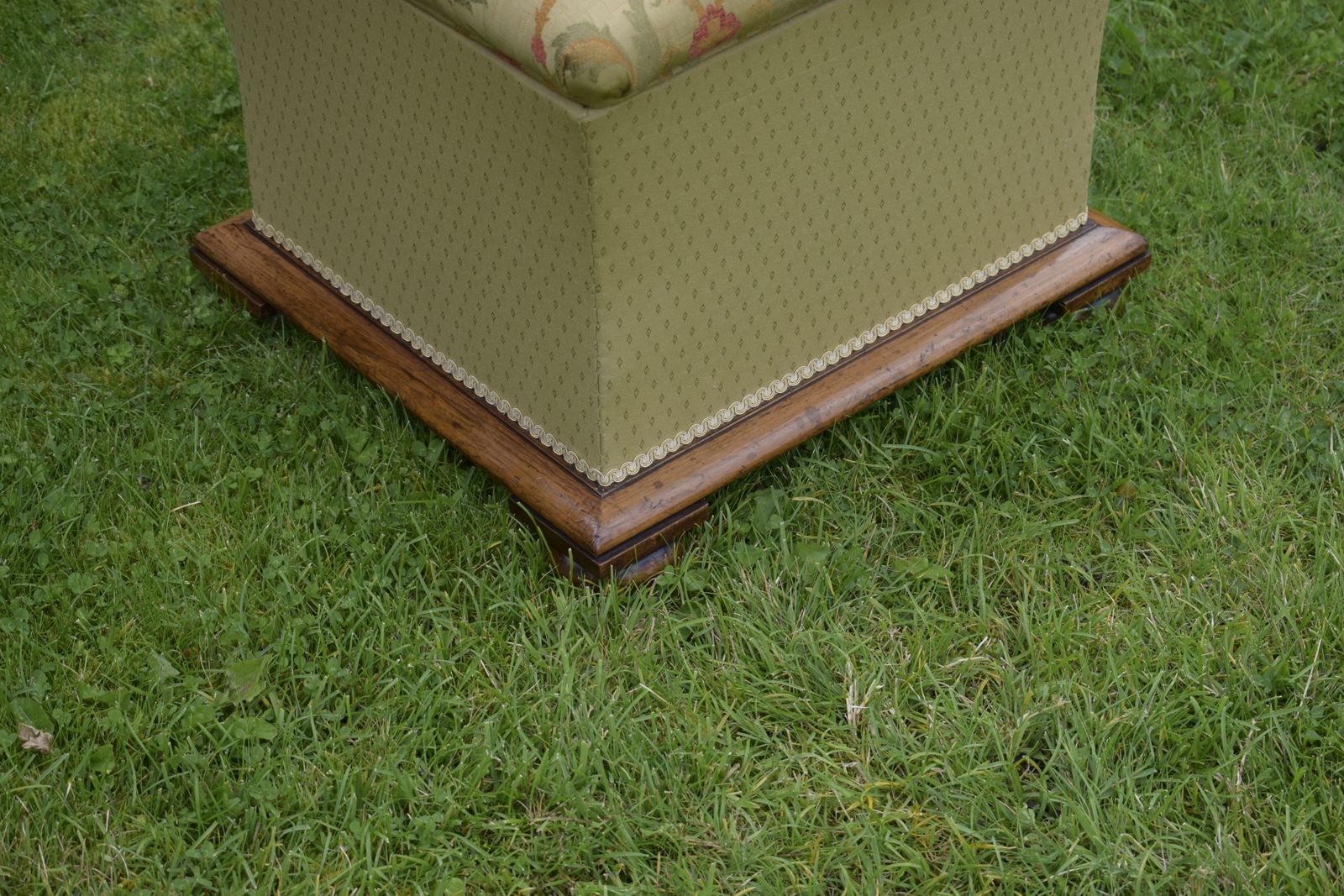 photo furniture William IV Upholstered Ottoman