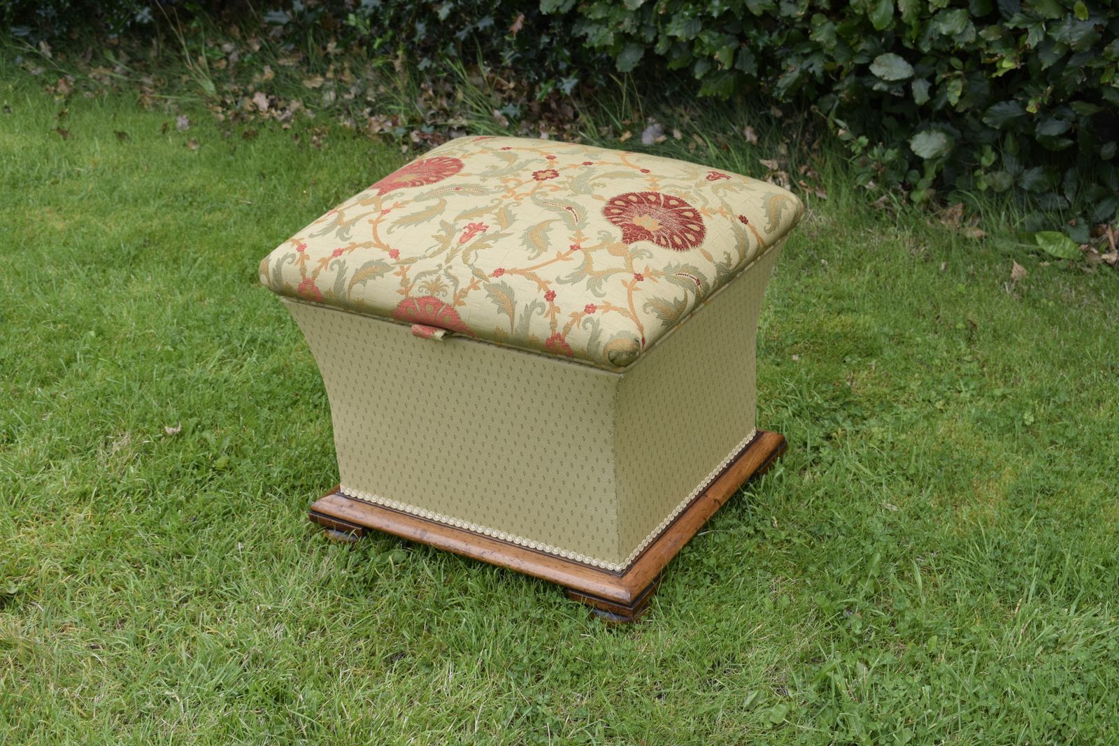 Home Decor William IV Upholstered Ottoman photo