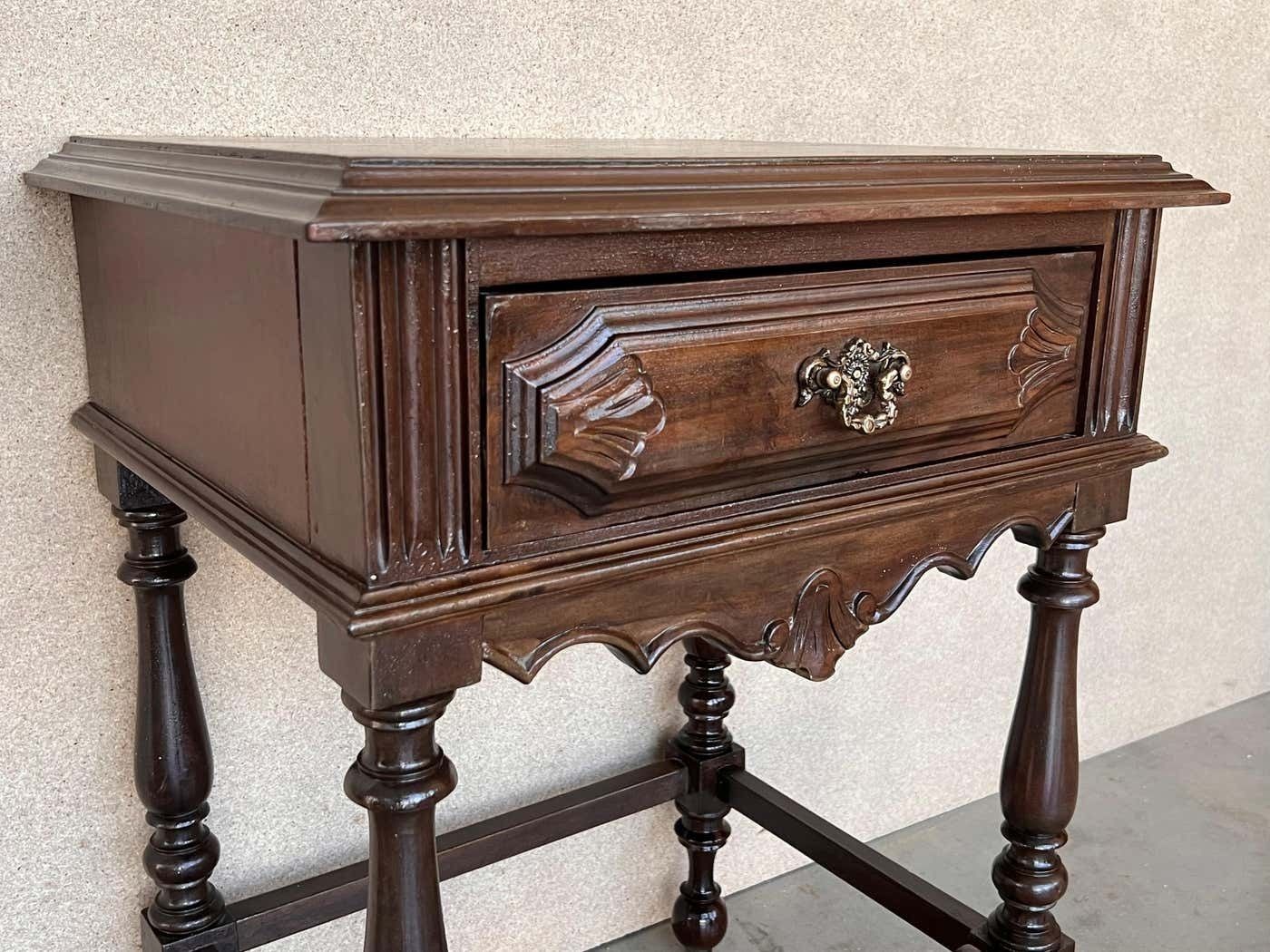 Paire de tables de chevet espagnoles du XXe siècle, tiroir sculpté et entretoise photo 2920.0