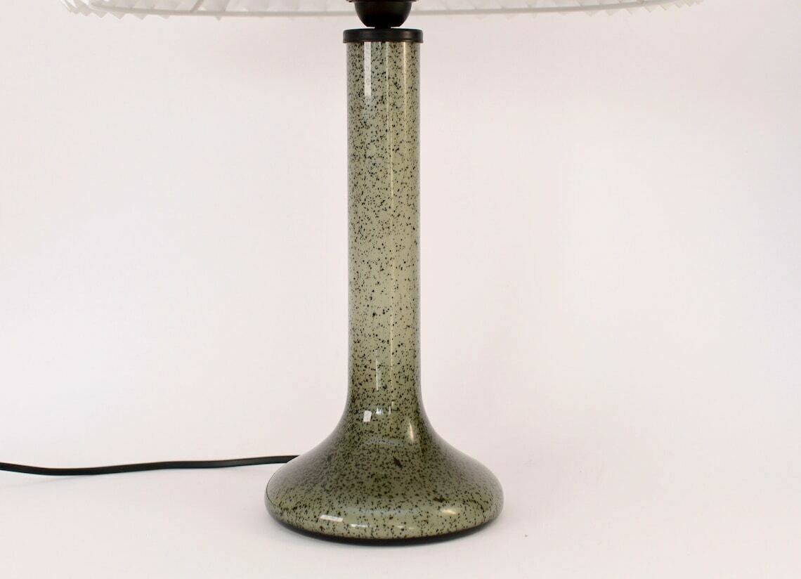 Mid Century Modern Scandinavische Glazen Tafellamp | Le Klint Holmegaard Era Accentlamp Met Geplooide Kap | Vintage Deens Grijs Zwart Retro 1960 photo vintage