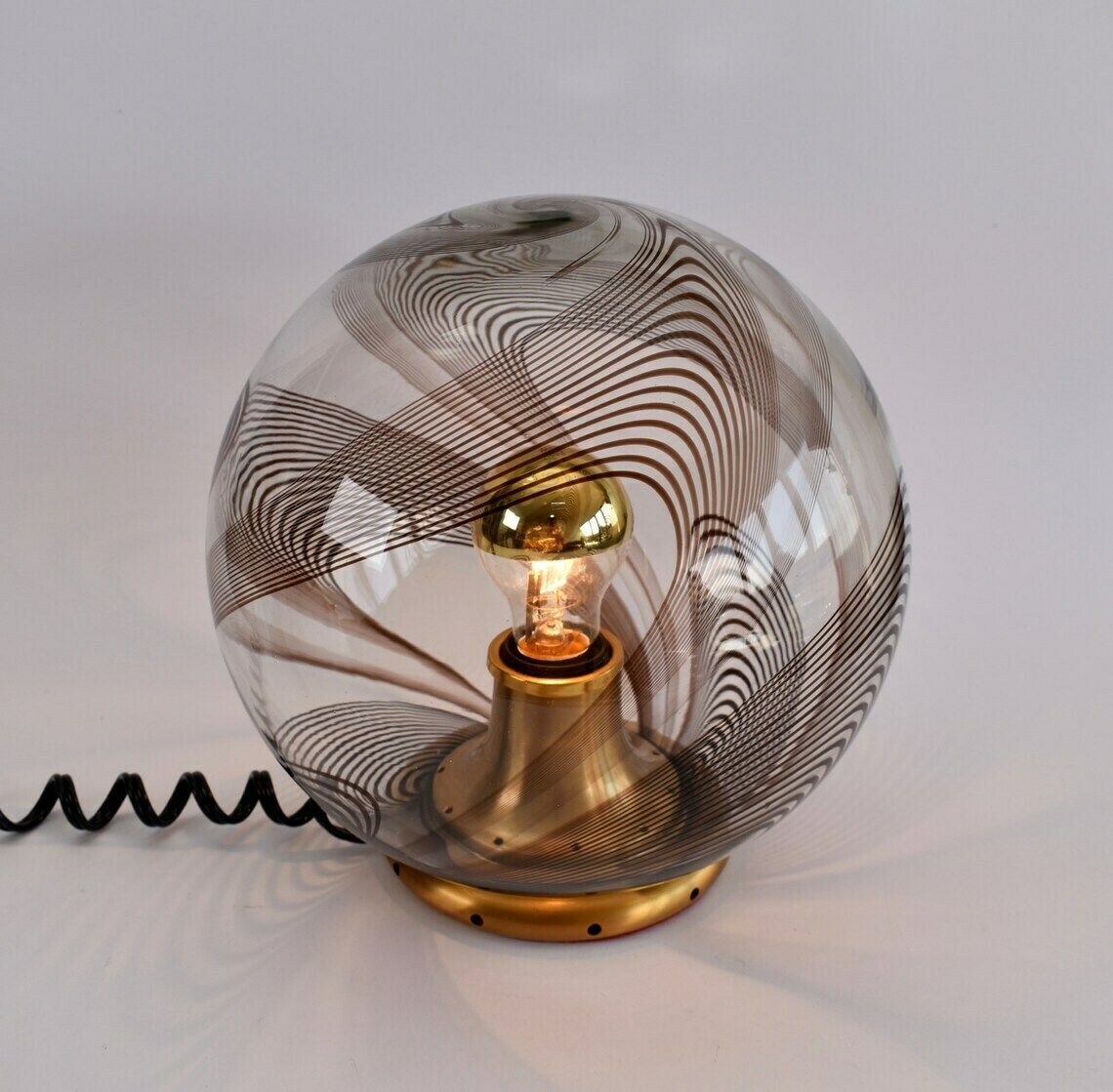 Mid Century Murano Tafellamp In De Stijl Van Lino Tagliapietra – Vintage Globe Accentlamp Swirl Bruin Helder Goud, Ca. Jaren 1970 photo Verlichting
