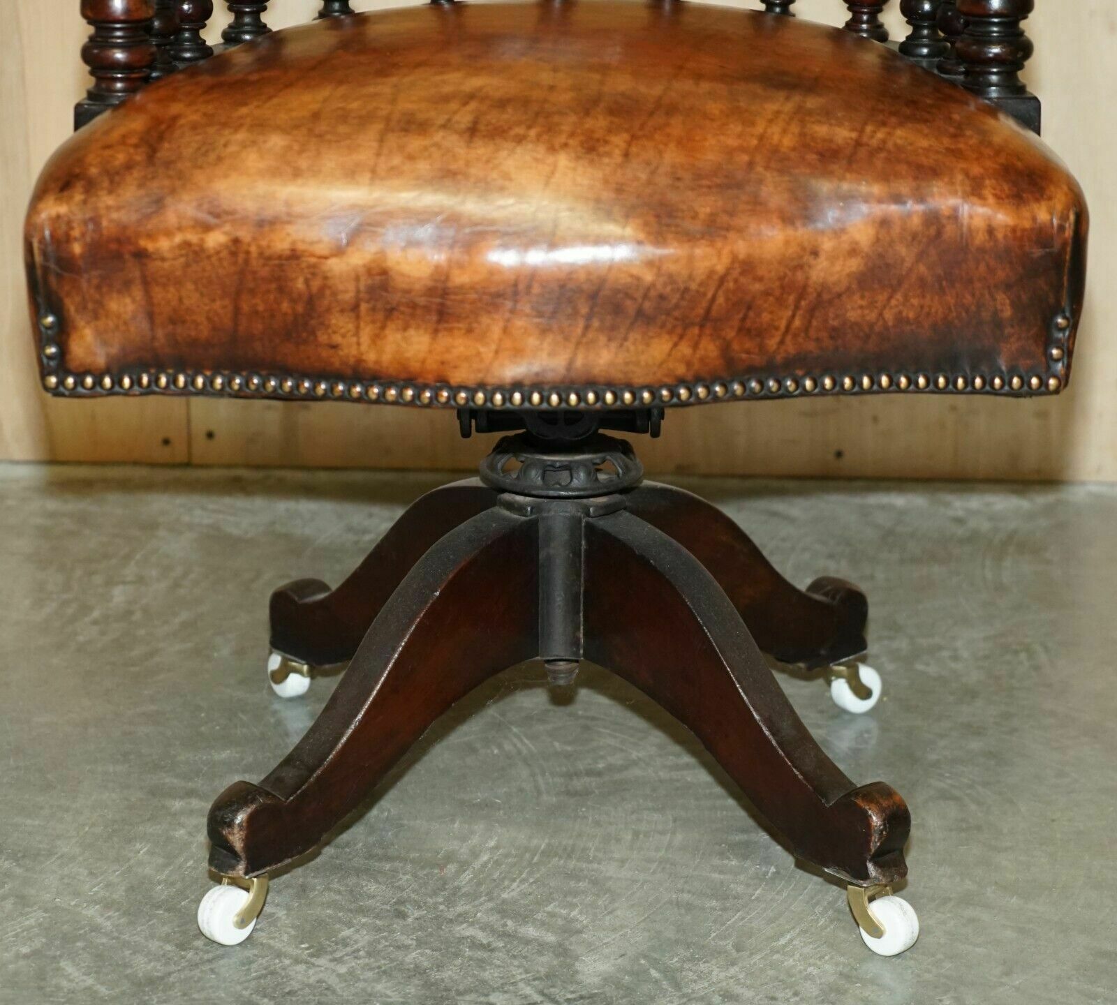 photo furniture Restored Brown Leather William IV 1830 Mahogany Chesterfield Captains Armchair