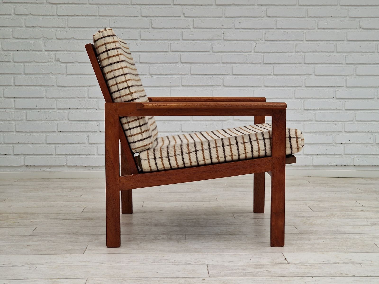 photo furniture Ca. Jaren 1970, Deens Design Van Illum Wikkelsø, Model Capella Voor Eliersen Møbler, Teakhout.
