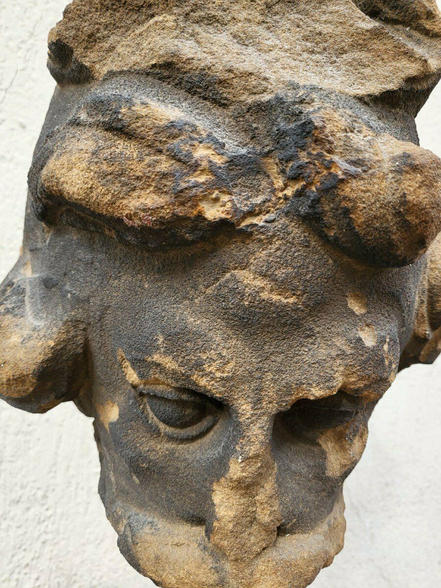Stone Head Sculpture, United Kingdom, Xviith Century photo vinterior