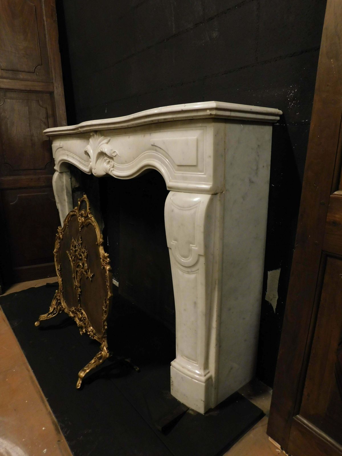 Fireplace Mantle In White Marble With Carved Central Leaf, France photo 4228.0