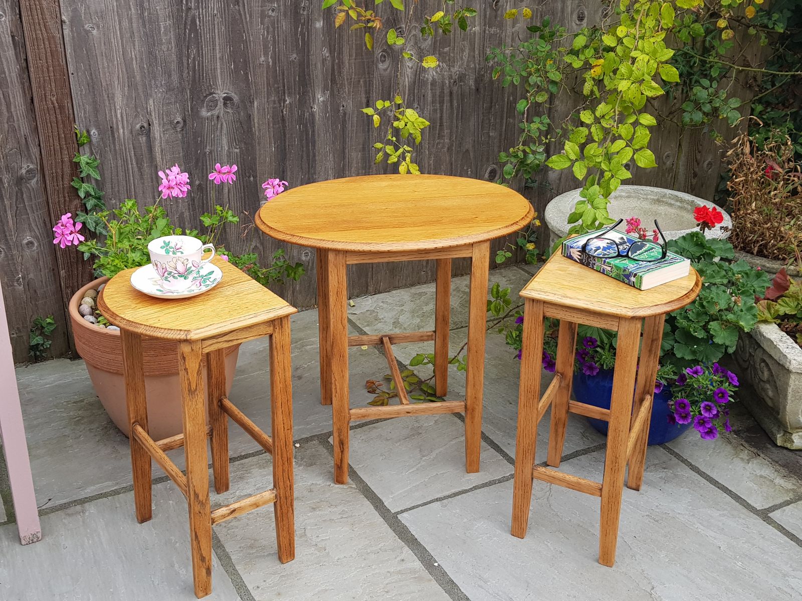 Furniture Vintage Nest Of Three Oak Tables With Beautiful Grain Markings. Bevelled Edges. Slender And Elegant Legs photo