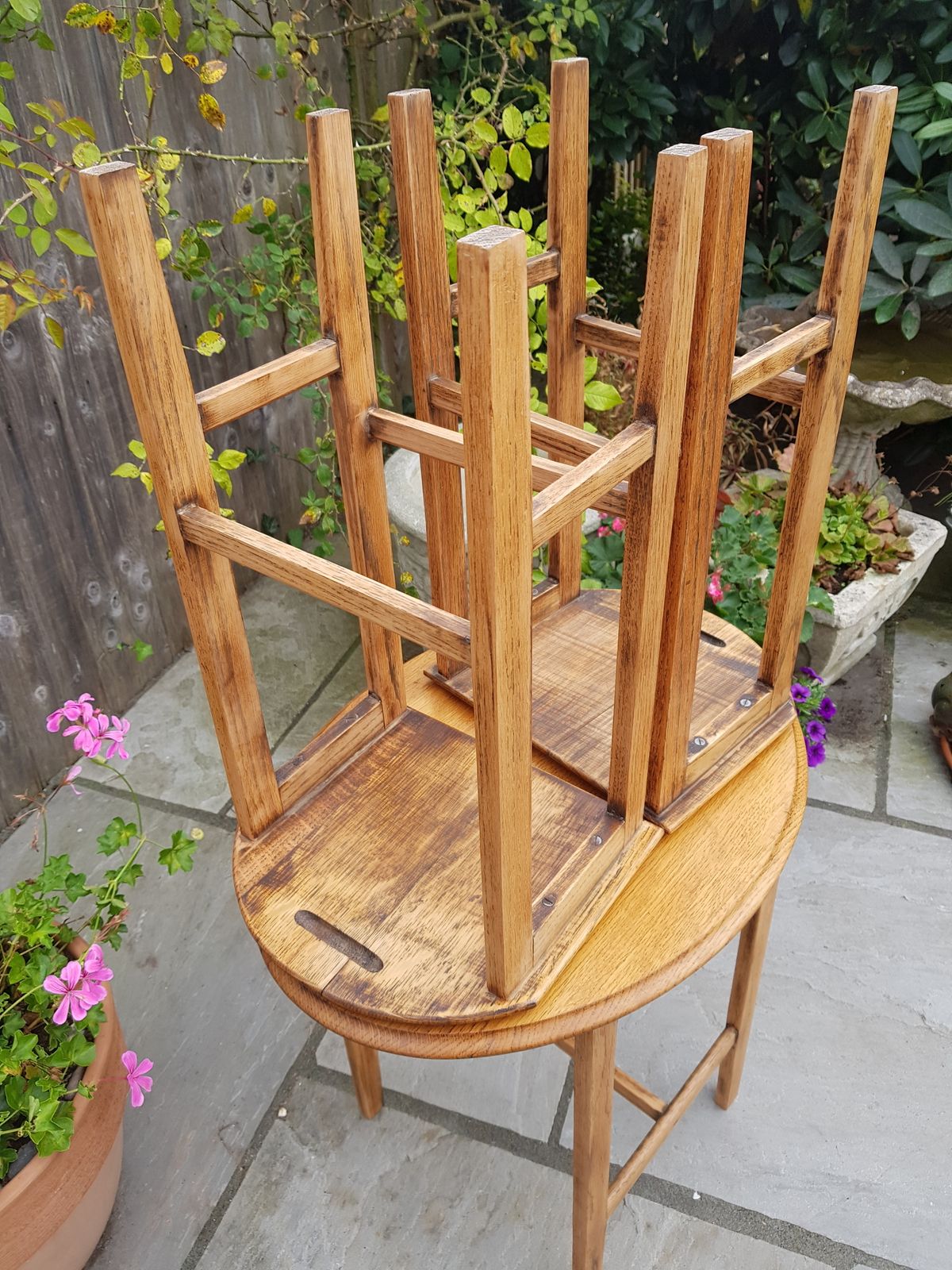 photo vintage Vintage Nest Of Three Oak Tables With Beautiful Grain Markings. Bevelled Edges. Slender And Elegant Legs