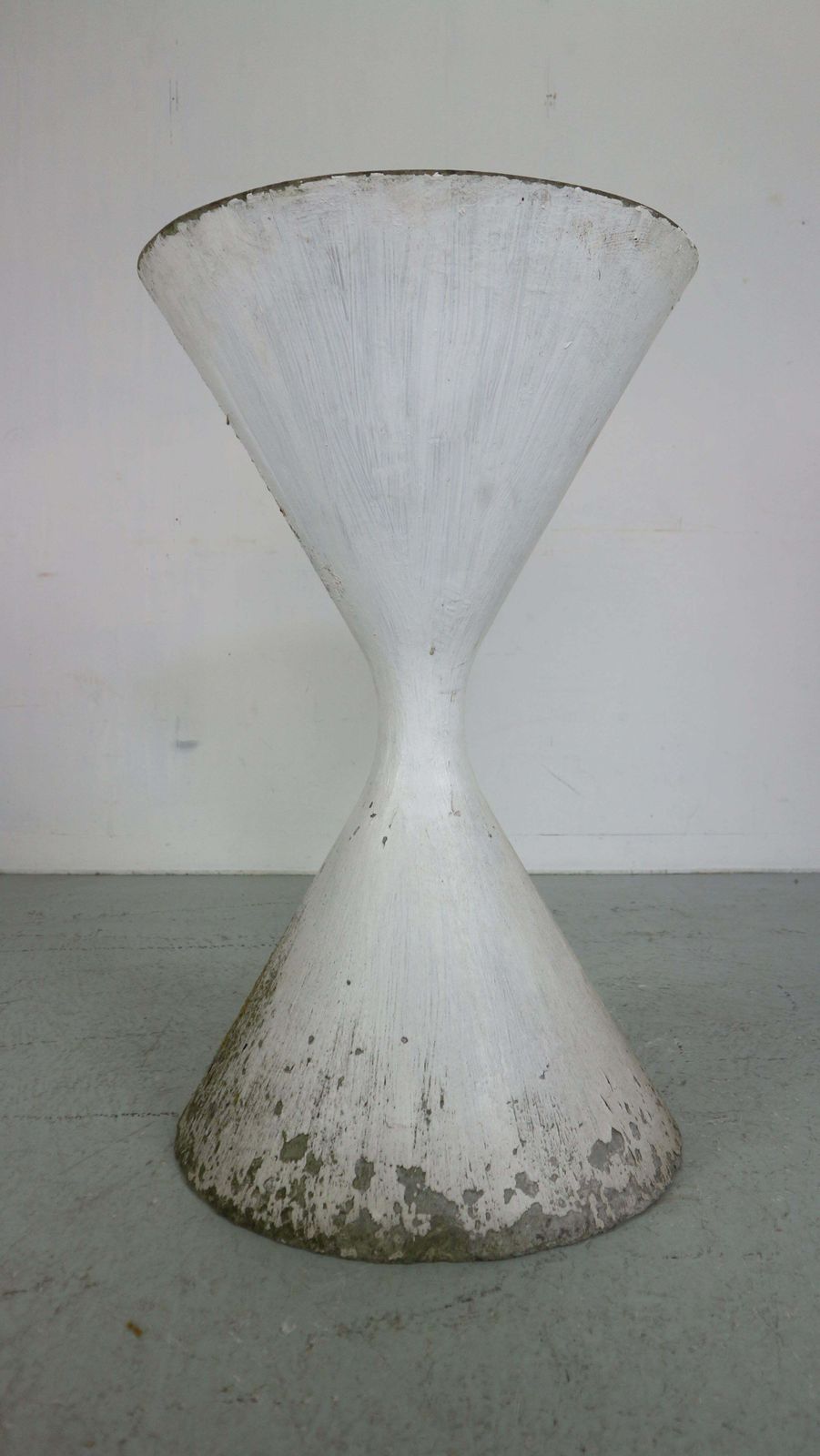 Willy Guhl 'Diablo' Spindel Hourglass Concrete Planter, Switzerland, 1954 photo vinterior