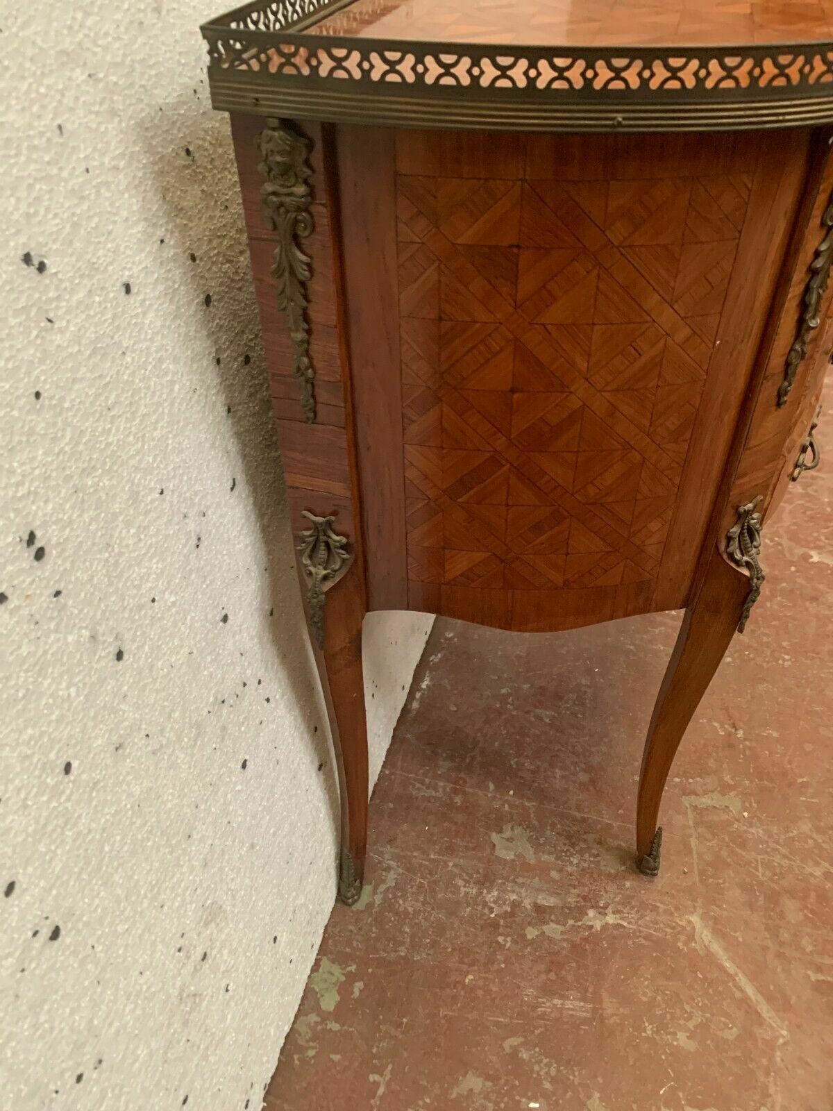 Louis XV Style Half Moon Chest Of Drawers In Marquetry With A Background Of Cubes, 20th Century photo vinterior