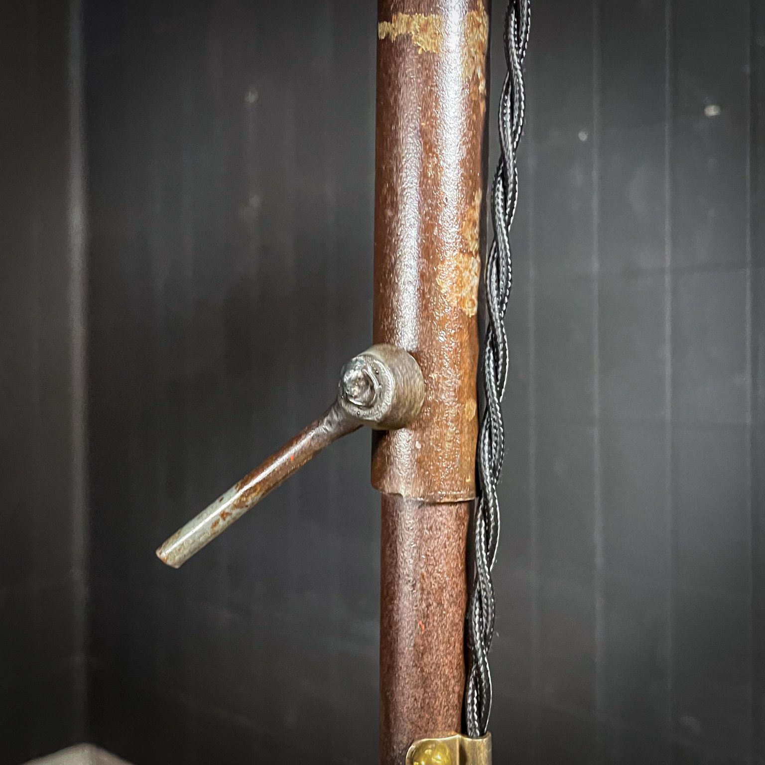 Attta 2' – Industriële Upcycle Vloerlamp Van Ebert Roest photo 1795.0