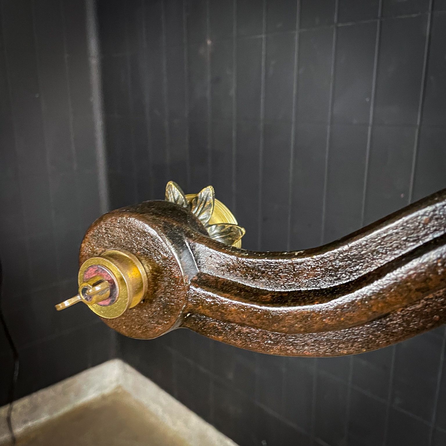 photo for sale Attta 2' – Industriële Upcycle Vloerlamp Van Ebert Roest