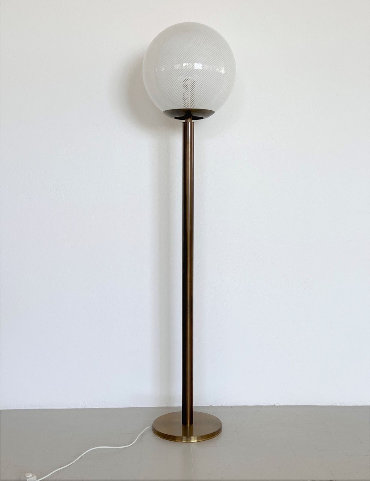 photo vintage Italian Murano Glass Globe And Brass Floor Lamp, 1970s
