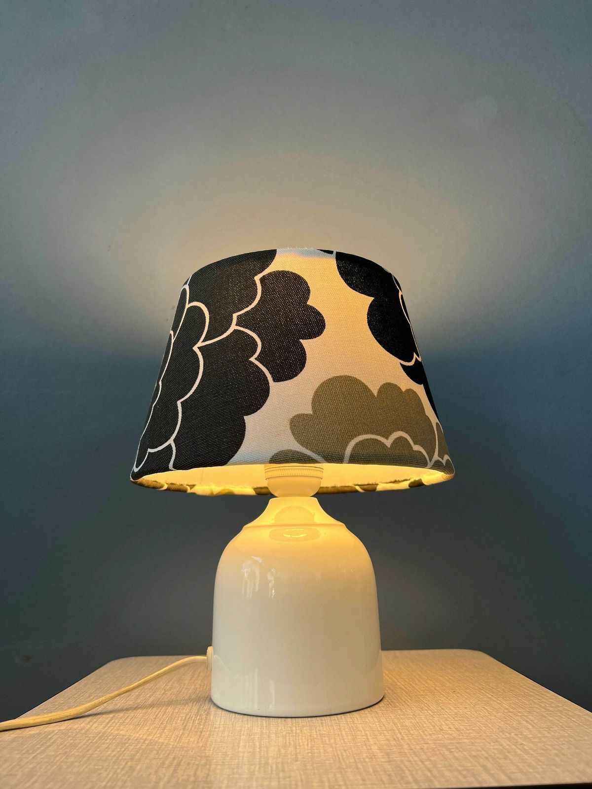 Kleine Space Age Tafellamp Met Porseleinen Voet En Zwart Witte Bloemenkap
