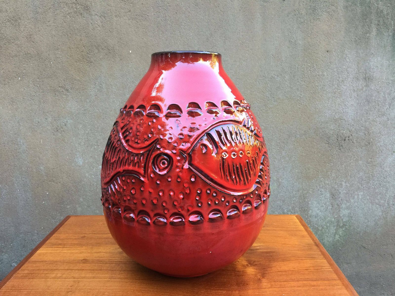 Alvino Bagni, Big Red Vase / Floor Vase With Swimming Fish Motif, Made In Italy In The Middle Of The 20th Century photo furniture
