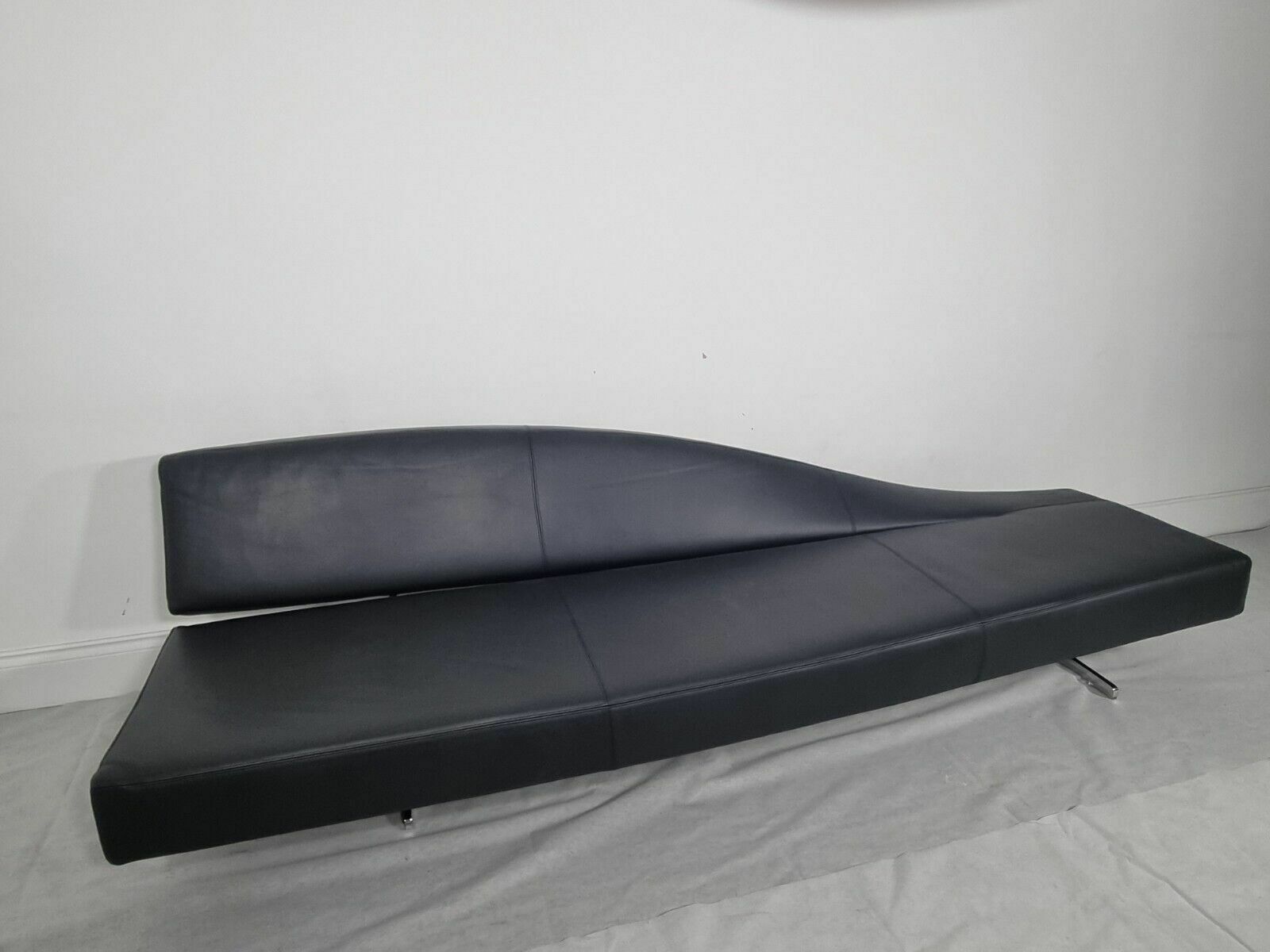 Cassina Aspen Chaise In Dark Charcoal Leather In Excellent Condition photo Furniture