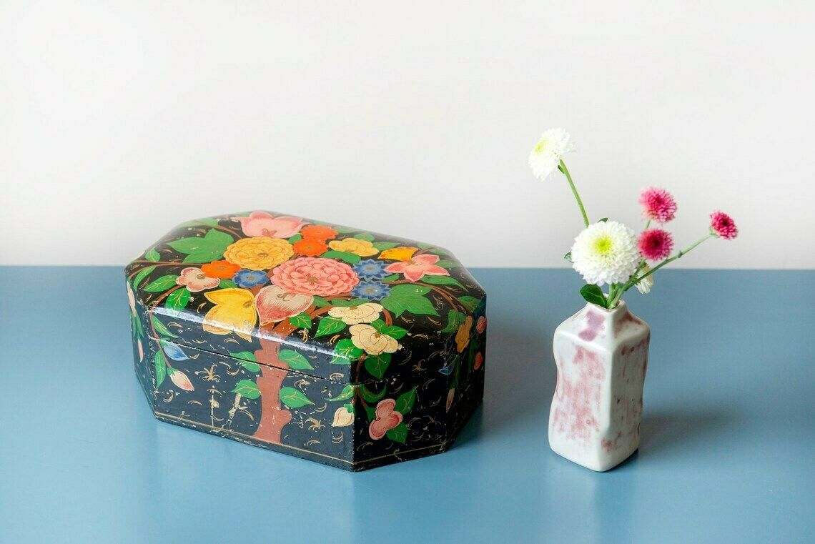 Boîte florale peinte à la main, boîte indienne d'époque, contenant laqué avec couvercle, boîte de rangement bohème, ancienne boîte à bijoux, fabriquée en Inde photo for sale