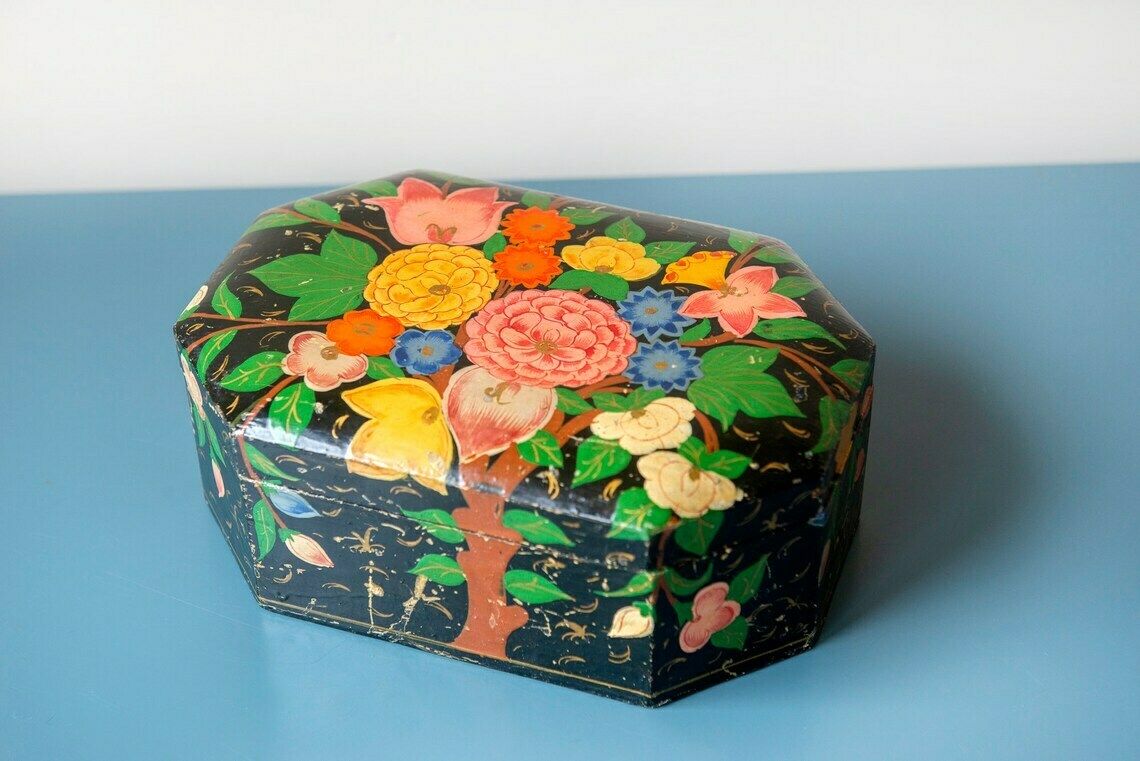 Boîte florale peinte à la main, boîte indienne d'époque, contenant laqué avec couvercle, boîte de rangement bohème, ancienne boîte à bijoux, fabriquée en Inde photo vinterior