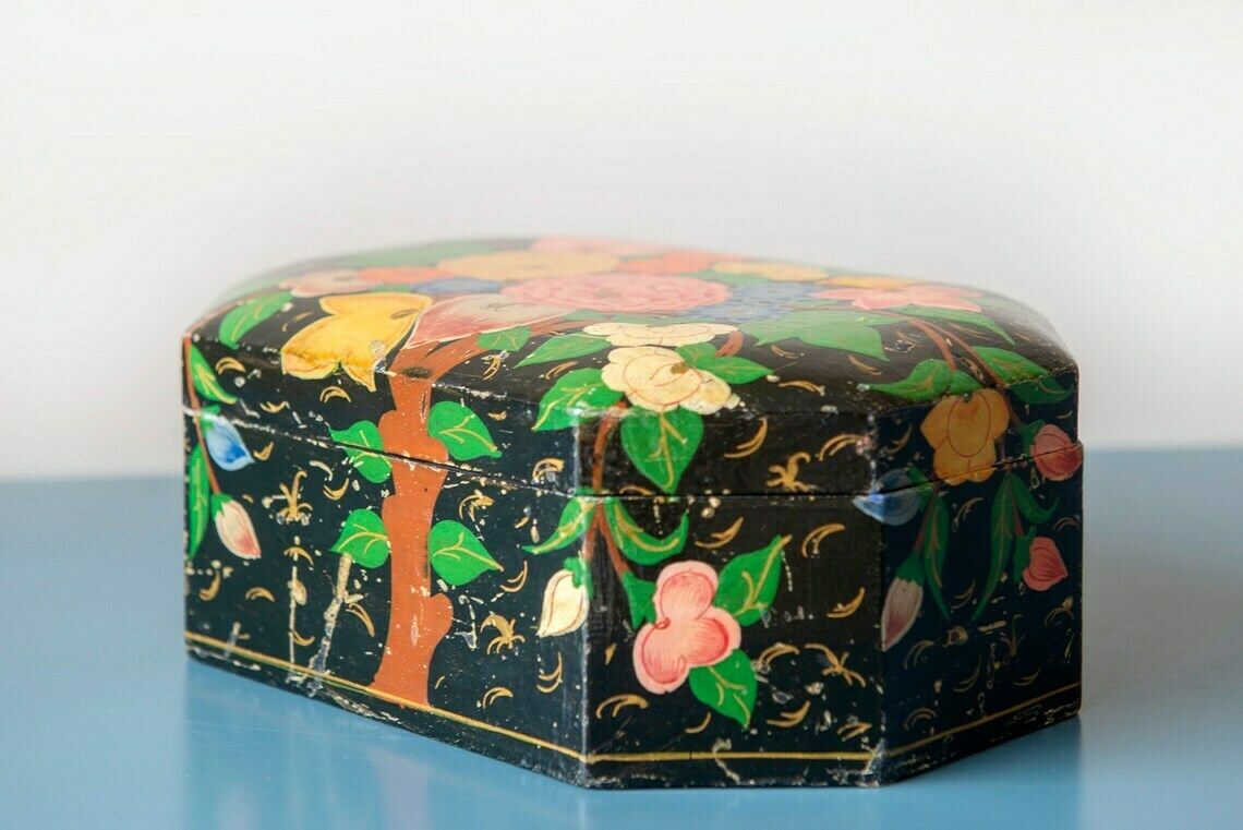 Boîte florale peinte à la main, boîte indienne d'époque, contenant laqué avec couvercle, boîte de rangement bohème, ancienne boîte à bijoux, fabriquée en Inde photo vintage