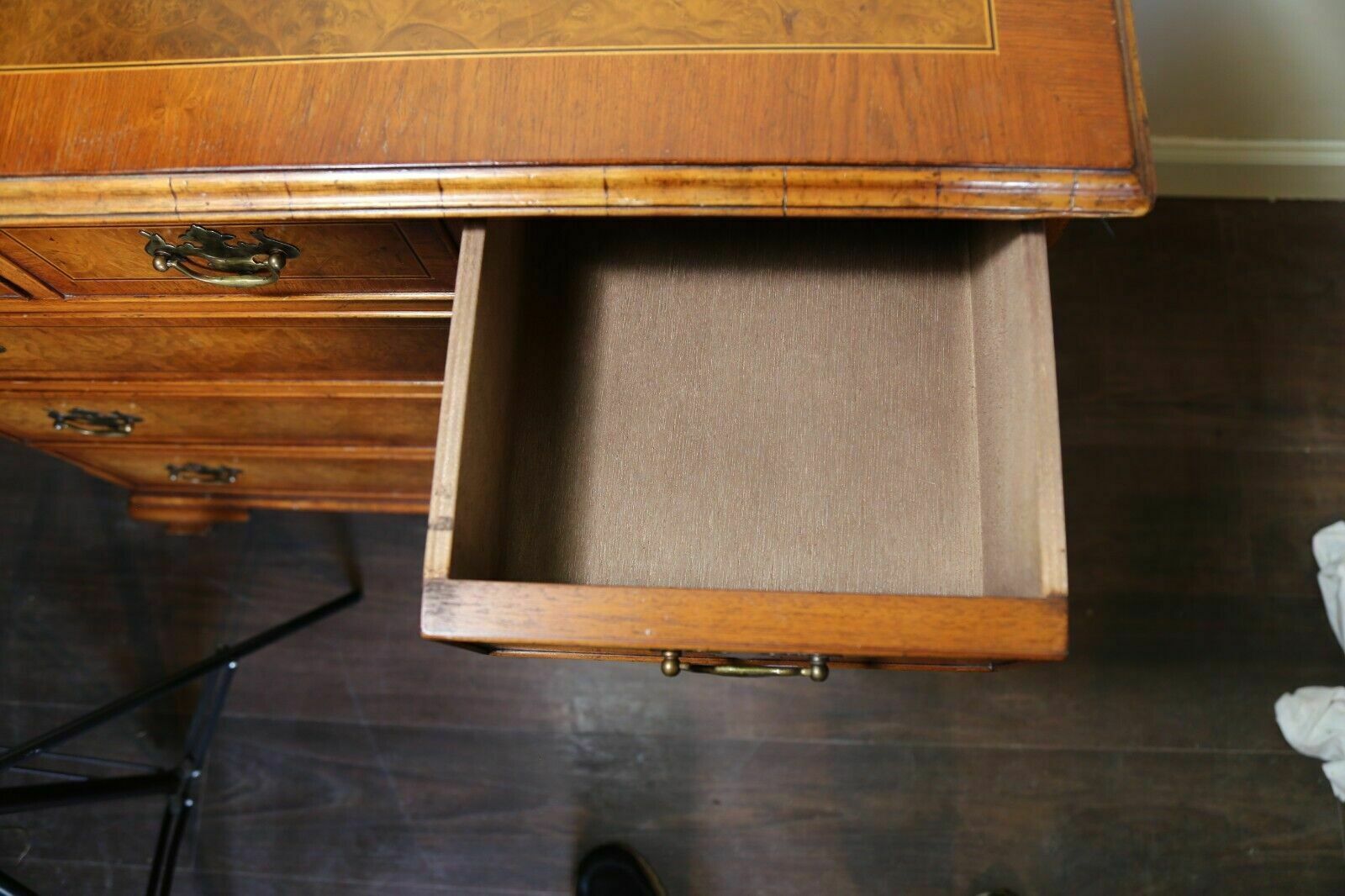 650.0 Georgian Style Burr Elm Chest Of Drawers photo