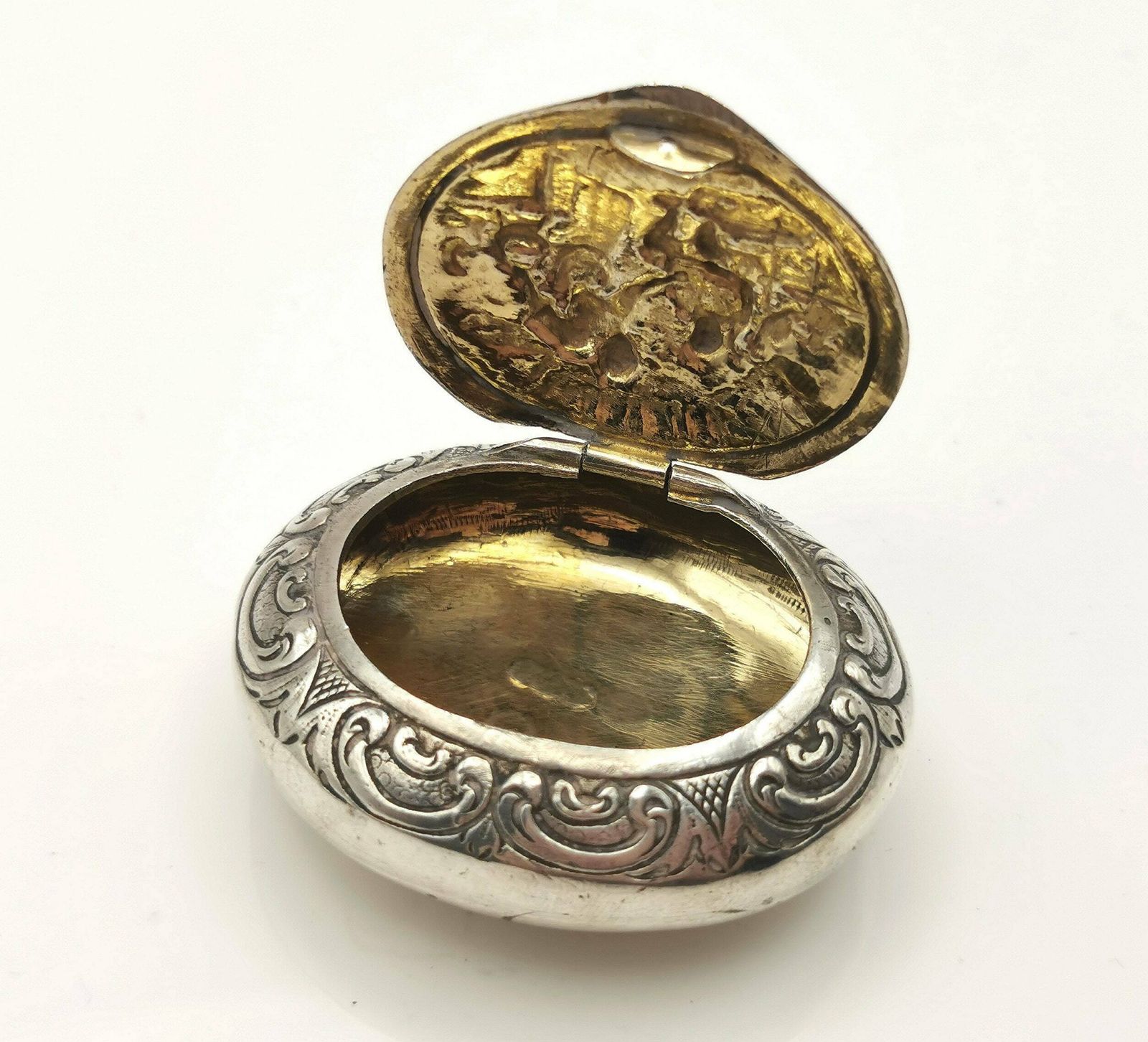 Antique Sterling Silver Pictorial Snuff Box, Home Scene photo vinterior