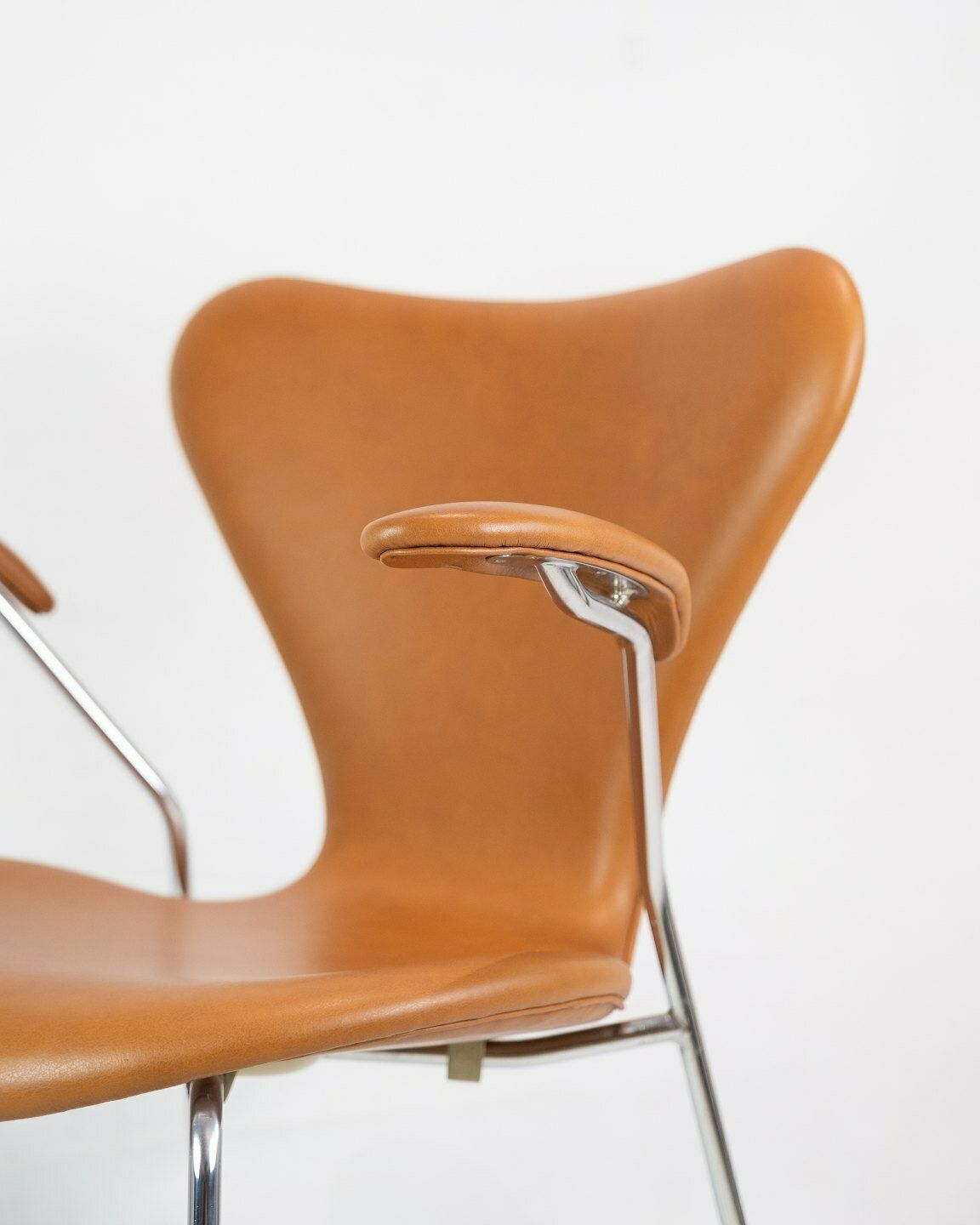 Seven Chair Model 3207 With Armrests & Cognac Leather By Arne Jacobsen & Fritz Hansen photo furniture