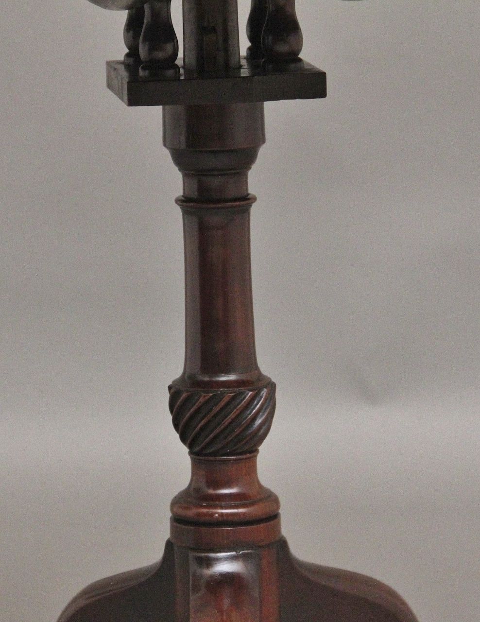 photo furniture 18th Century Mahogany Tripod Table