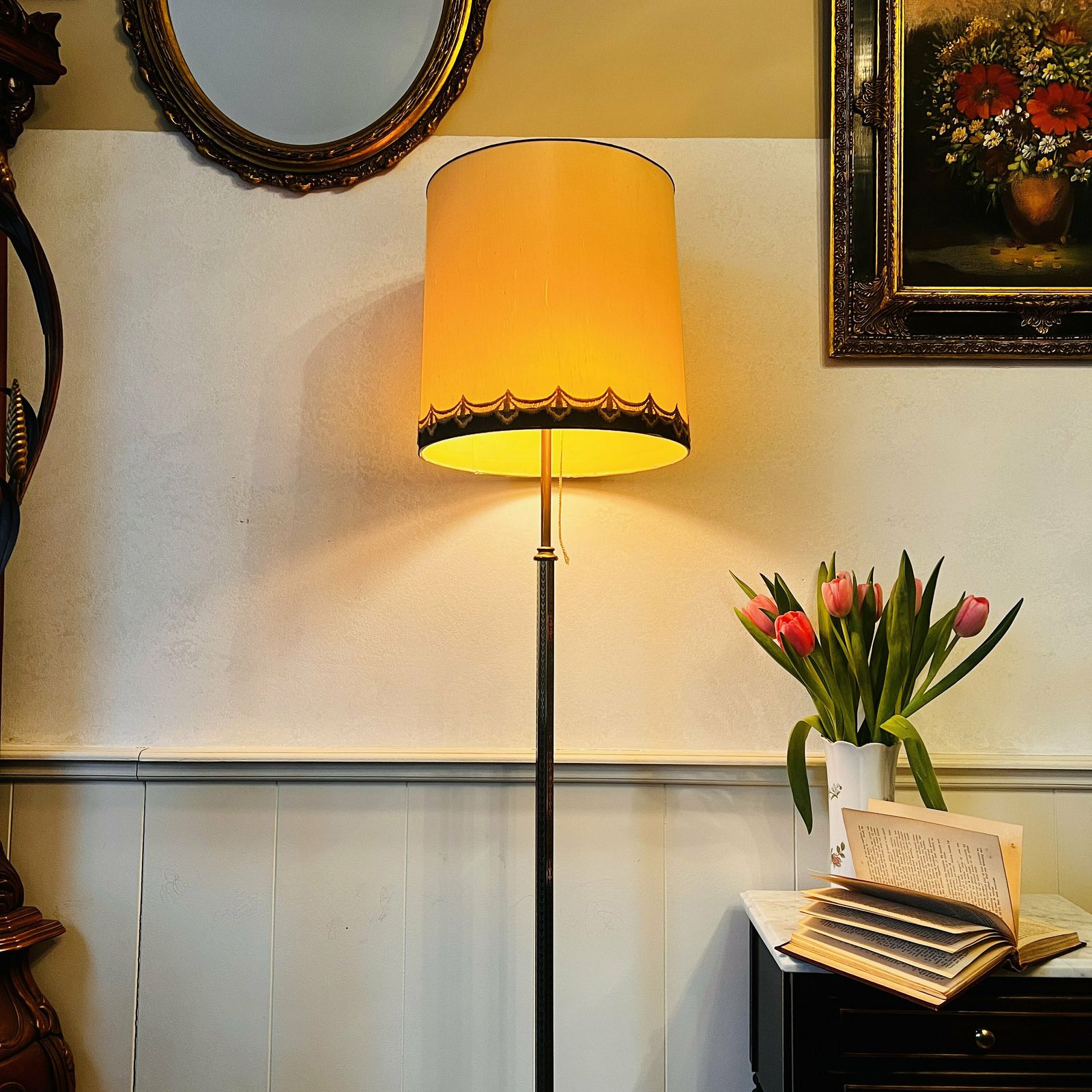 Elegante Vloerlamp, Aestetique Staande Lamp Van Brons/Messing Met 2 Lichtpunten En Een Grote Lampenkap