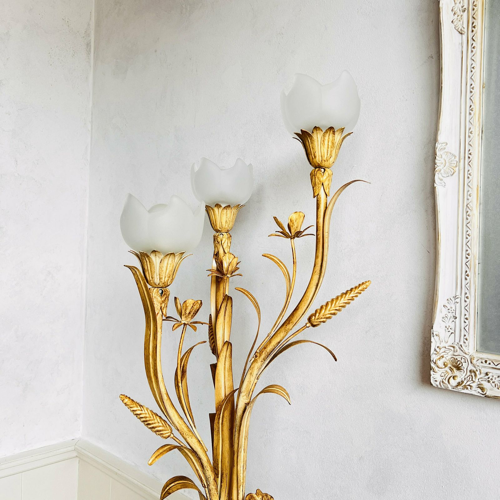 Hollywood Regency Stijl Tarweschoof Vloerlamp, Vintage Staande Lamp, Vloerlamp Met 3 Glazen Lampenkappen