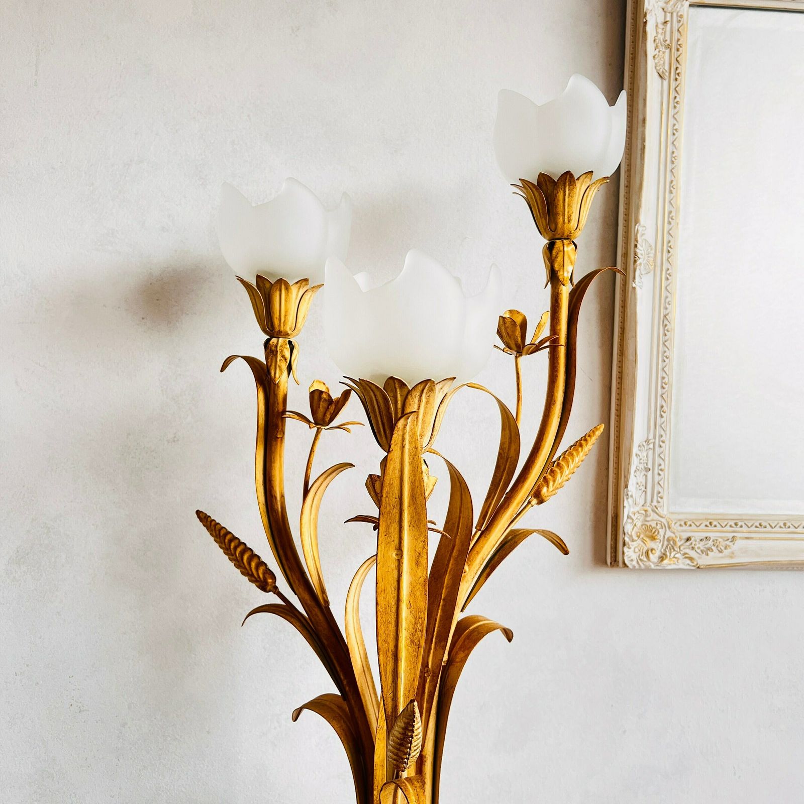 Hollywood Regency Stijl Tarweschoof Vloerlamp, Vintage Staande Lamp, Vloerlamp Met 3 Glazen Lampenkappen photo furniture