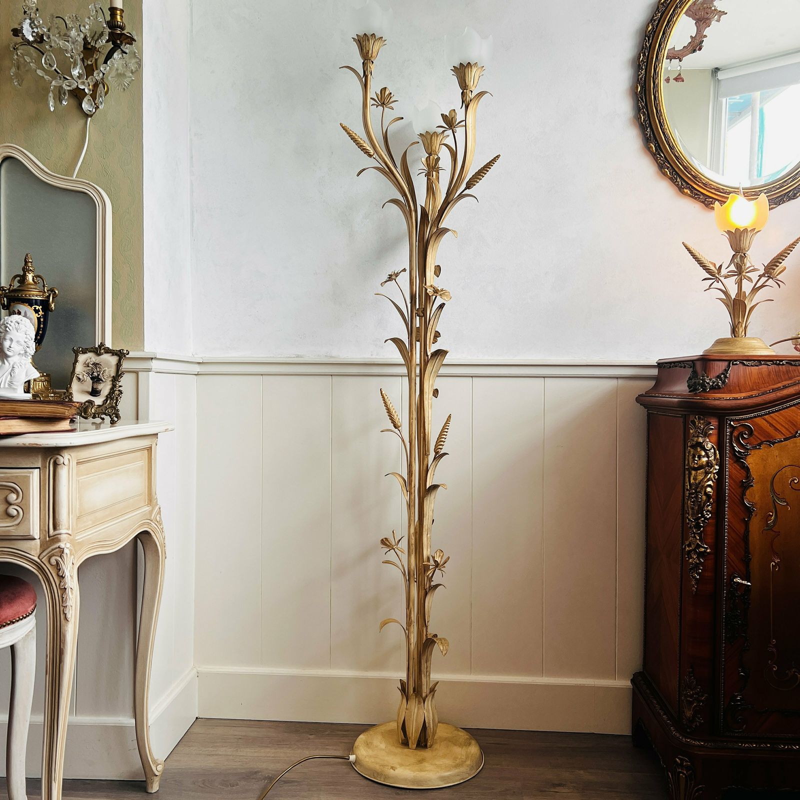 Hollywood Regency Stijl Tarweschoof Vloerlamp, Vintage Staande Lamp, Vloerlamp Met 3 Glazen Lampenkappen photo Verlichting