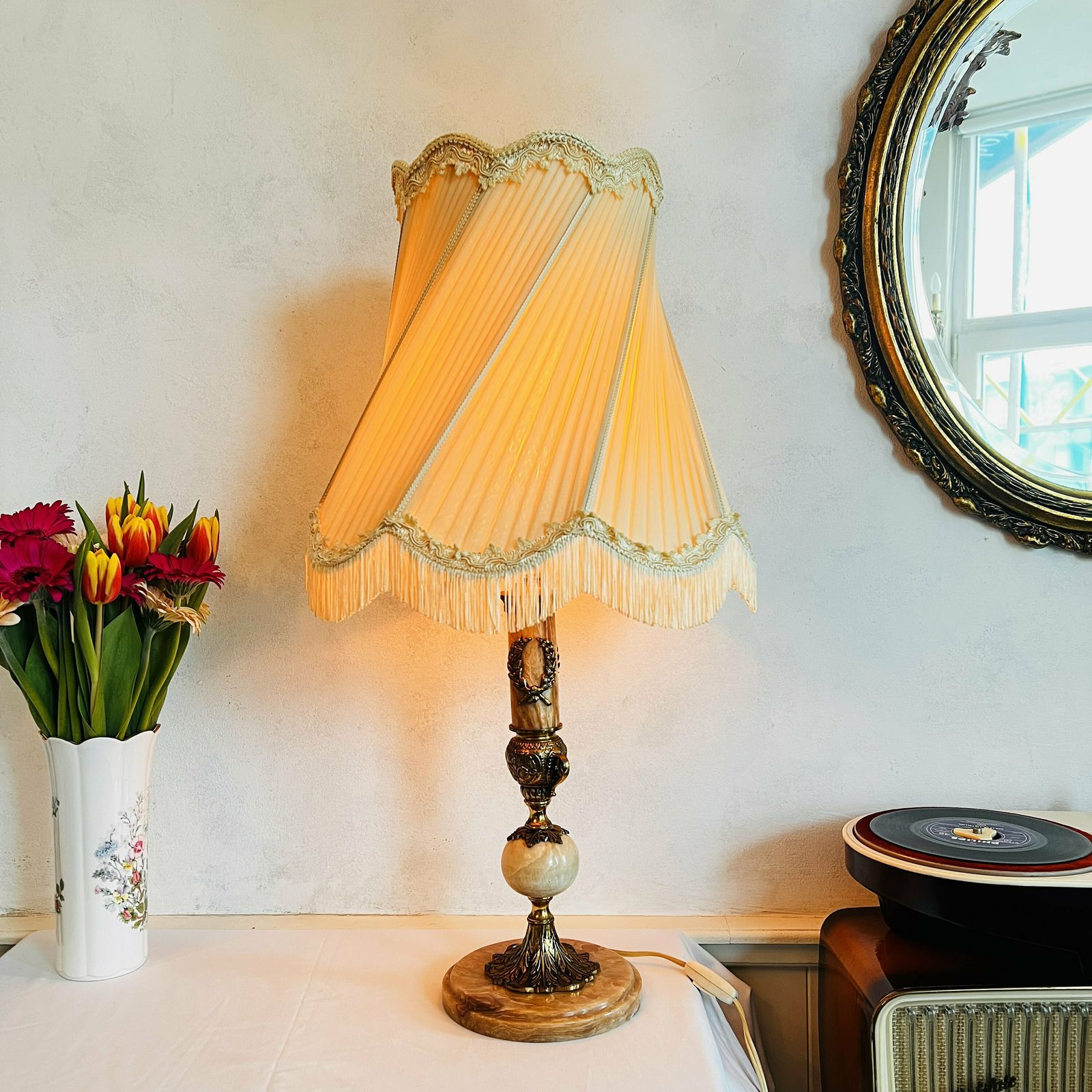 Italiaanse Marmeren Lamp, Hoge Tafellamp Met Franjes Aan De Kap, Zeldzaam Exemplaar photo furniture
