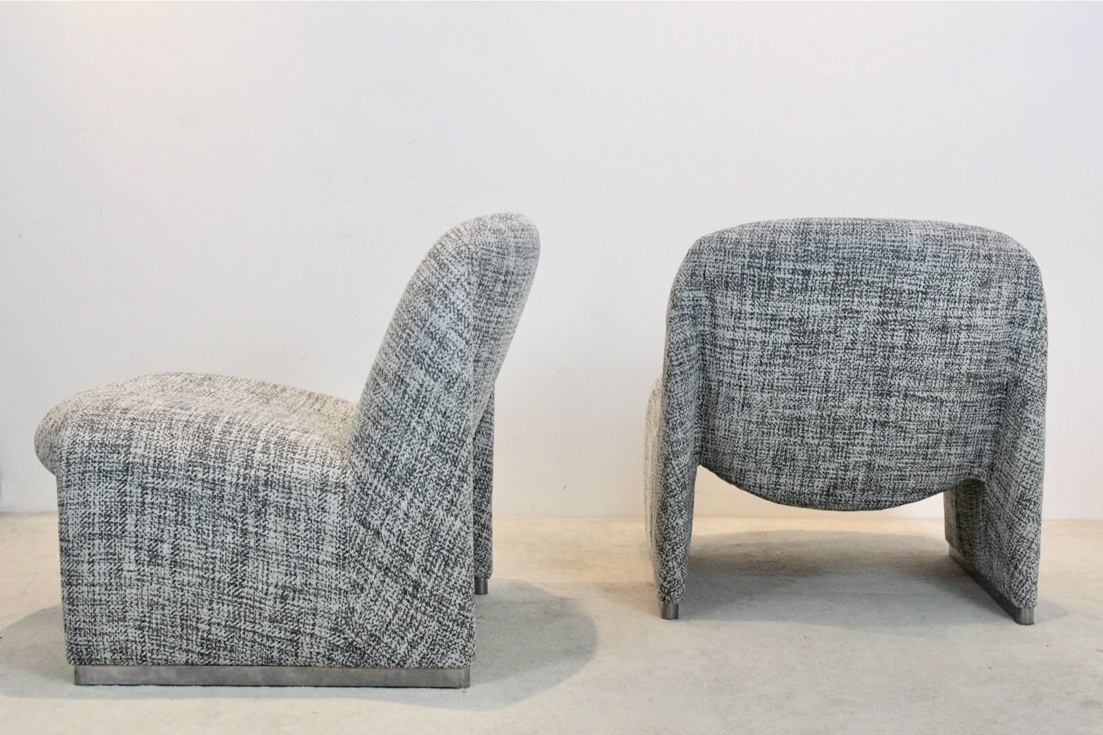 photo vinterior Pair Of Artifort Alky Chairs By Giancarlo Piretti