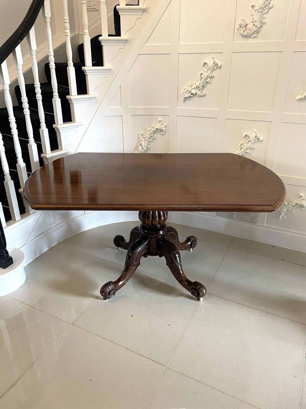 photo furniture Antique 19th Century Quality Mahogany Dining Table
