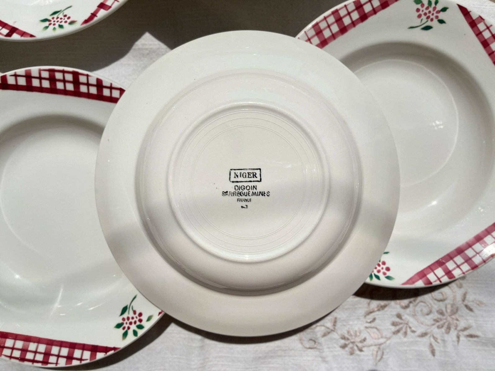 6 Hollow Plates Digoin Sarreguemines Model Niger Floral Pattern And Red/White Tiles   French Opaque Porcelain   Red Plate photo 64.0