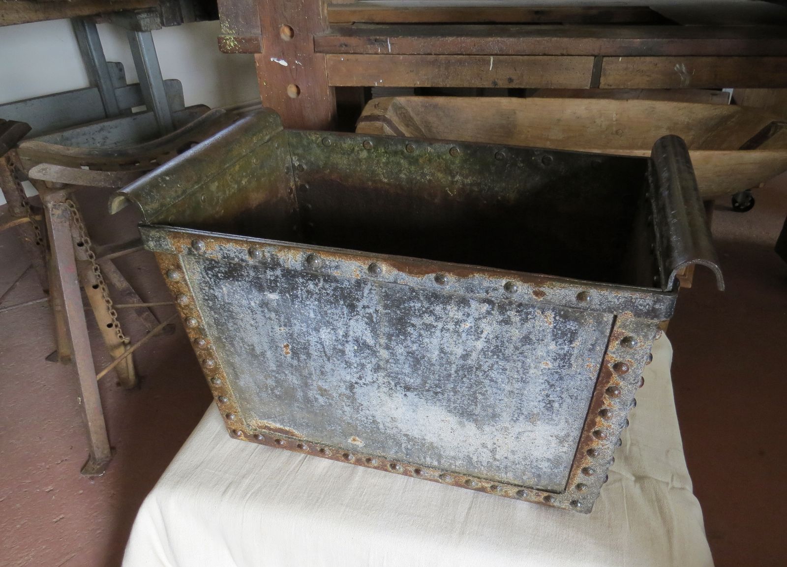 photo furniture Galvanised Riveted Quencher / Trough 19th Century.